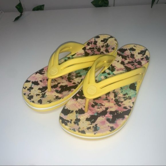 CROCS  Sandals‎ Women's Size 6 US Yellow Multicolour Tie-Dye Crocband Flip-Flops - Picture 8 of 10